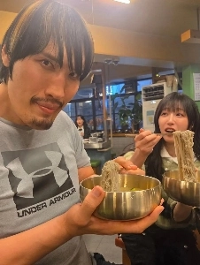 冷麺を食べるチェ・ホンマンとツヤン