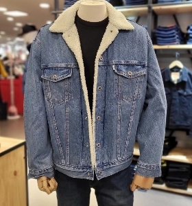 デニムジャケットは1984年から1985年の冬に人気がありました。