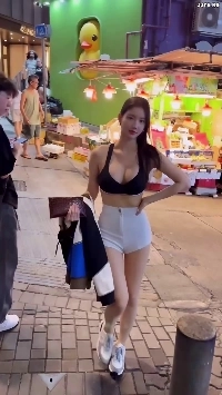 DJミユテン・ウォン・ミリョン、路上で黒CKブラトップの谷間を披露