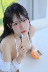 ももりな セクシーバニーガールの下乳ビキニの肉感ボディ