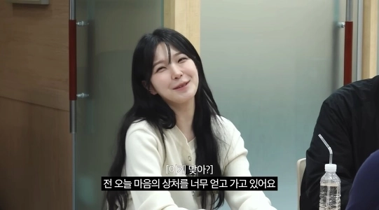 テレビ番組の撮影中に胸が痛むばかりのガールズグループのメンバー。