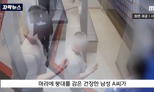 (SOUND)彼は必ず服を脱ぎ、タトゥーを露出させます。