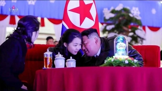 【速報】金正恩氏夫妻、錦水山太陽宮殿を訪問…娘キム・ジュエさんも初同行