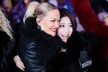 米国のル・セラフィム会員の衣装