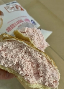 延世ミルクストロベリーホイップクリームパン