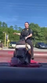 (SOUND)20代のアメリカ人警察官が6人の黒人男性と性行為をした。JPG