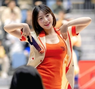 非常に攻撃的な胸のサイズを持つチアリーダーの体型プロフィール