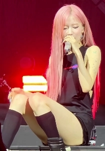 (SOUND)Baby Monster Asa ステージの端に足を組んで座る Y ゾーン + 滑らかな太もも