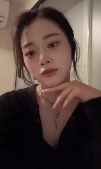 ウォン・ジミン、ラバンを着て胸の谷間がチラリと見える黒のリブニット