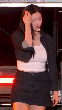 [トリプルS] デニムジャケット+デニムミニ太ももの破滅的な重さキム・チェヨン