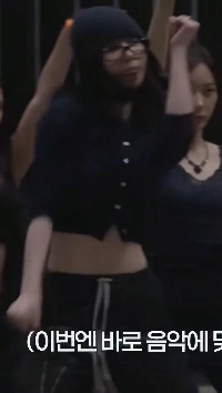 カリーナ、ビーニーをかぶってメガネで練習、弾むようなクロップド T シャツ