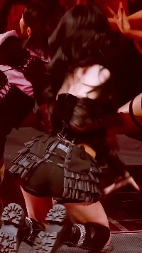 ひざまずいて片足を後ろに上げます。チェリョンのお尻です。