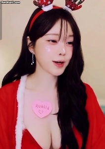 クリスマスイベント衣装、モルニム。胸の谷間が露出した赤いブラジャー