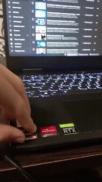 ラップトップからステッカーを剥がしてはいけない理由