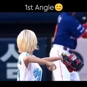 (SOUND)始球式を投げるチョン・ソミ