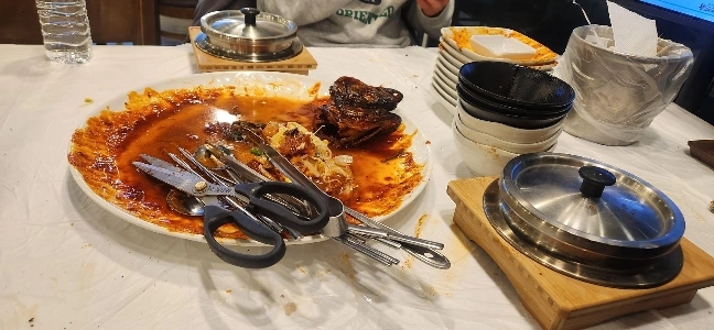 レストランで食事をした後片付けをする妻