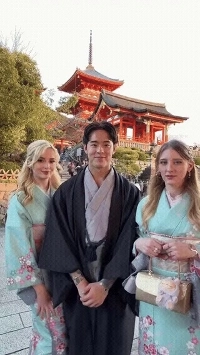 ポルノ女優のメロディー・マークスがボーイフレンドとガールフレンドと旅行に行く