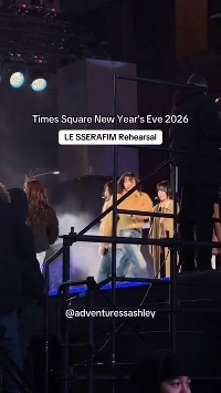 (SOUND)【ル・セラフィム】私服を着てタイムズスクエアでクレイジー・ダンヴのリハーサル中