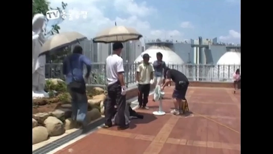 (SOUND)スタッフの助けを受ける女優