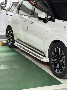 毎日駐車ラインを踏む車