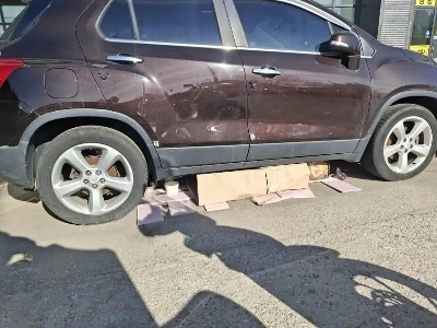 車のオーナーは出勤中にびっくりしました。jpg