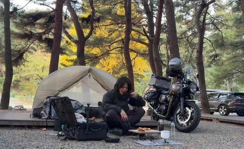 韓国へ自転車旅行に行き、大食いする日本人男性。