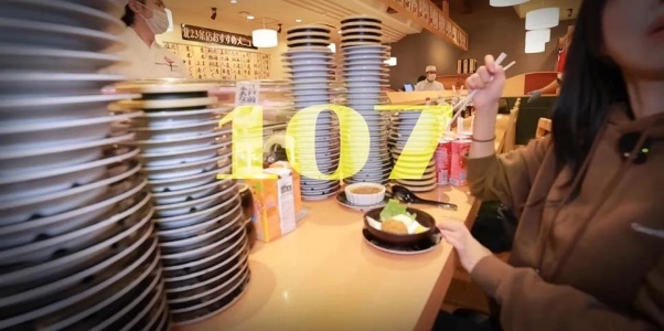 ツヤンは日本の回転寿司屋に行きました