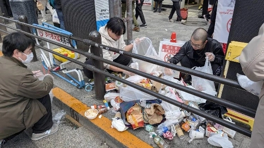 秋葉原で日本人ボランティアが30分でゴミ拾い