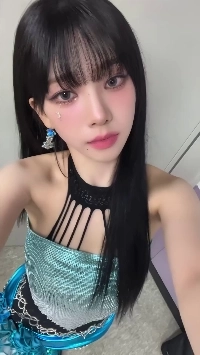 エスパ・カリーナのセクシーなグリッター衣装、顔自撮り