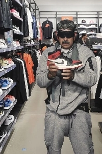 ナイキストアでジョーダンを選ぶマドゥロ