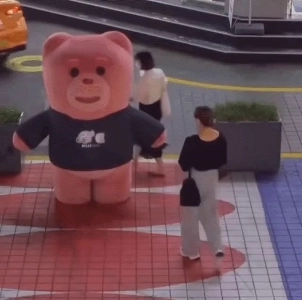 殴った後に驚いて抱きついてくる姉。