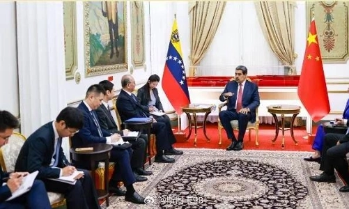 マドゥロ氏逮捕の数時間前に中国特使の朱暁奇氏と面会した写真 JPG