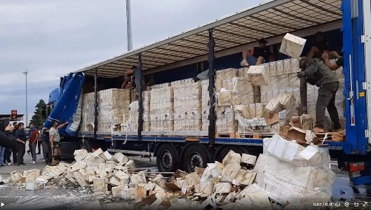 国境道路でスペインワインを燃やすフランスのワインメーカー