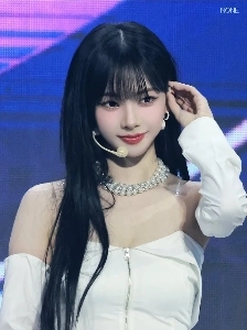 カリーナさんの服装はとてもセクシーです。 jpg