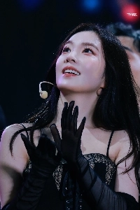 (SOUND)海外の年末イベントに参加するアイリーン。黒のコルセット衣装、胸の谷間が高い太もも