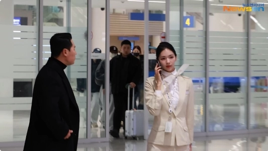 【ル・セラフィム】 ル・セラフィムが帰国した時の写真の客室乗務員は、まるでドラマのワンシーンのようです。