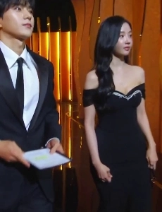 (元) MOMOLAND ヨヌの黒いオフショルダードレス胸の谷間 – KBS演技大賞