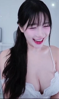 (SOUND)白いスリップを着て胸を張って踊るペクマンソンのダンス