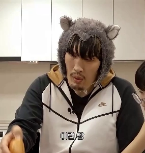 (SOUND)チェ・ホンマンさんが持つとパンが小さく見えます。