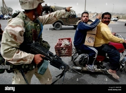 米軍が独裁者を追放すると国民が歓声を上げる