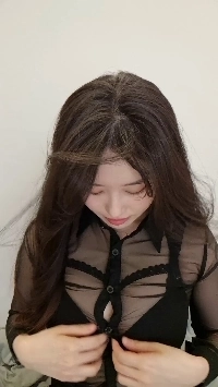 (SOUND)黒いシースルーシャツのボタンの隙間がどんどん広がっていく。