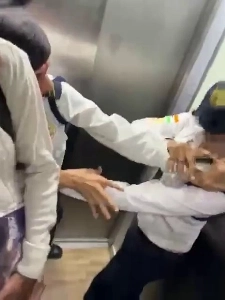 (SOUND)インドの警備員が突然乱闘