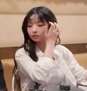 アイブ・レイの白無地タンクトップ、胸のボリューム