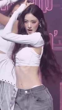 アンナの私 白いクロップトップの滑らかな腹筋スレンダーボディ