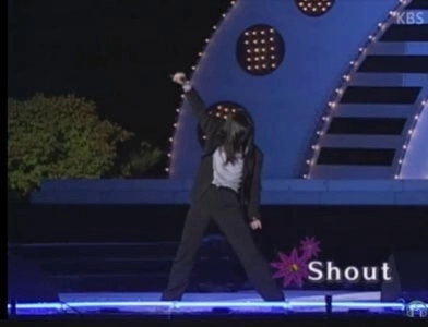 (SOUND)韓国の軍隊慰問コンサートには通常女性歌手が参加するが、キム・ギョンホが参加したことで騒動が起きた。