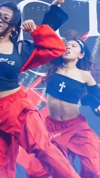 暴力的に大きな胸を持つダンスチームの女の子