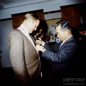 朴正煕、アームストロング氏に勲章授与