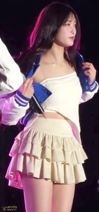 演奏中は暑いため、アイブの脇の下はジャケットから少し外されています。