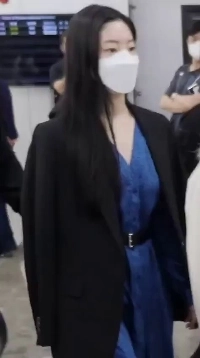 ダヒョンの空港ファッション。ジャケットの下に薄いシルクのドレスを着て自由に動きましょう。