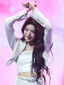 ジャケットの下に純白のチューブトップを着てお辞儀をするチャン・ウォニョンの微妙な胸の谷間